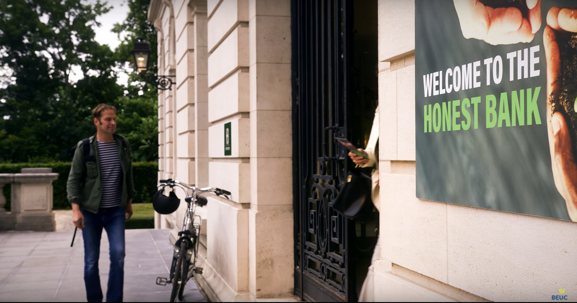 Client in front of Honest Bank