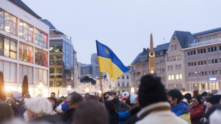 People demonstrating against war in Ukraine