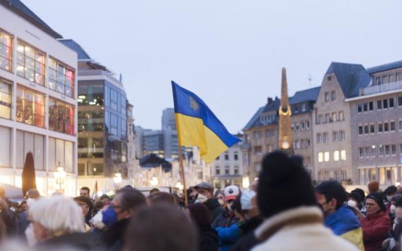 People demonstrating against war in Ukraine